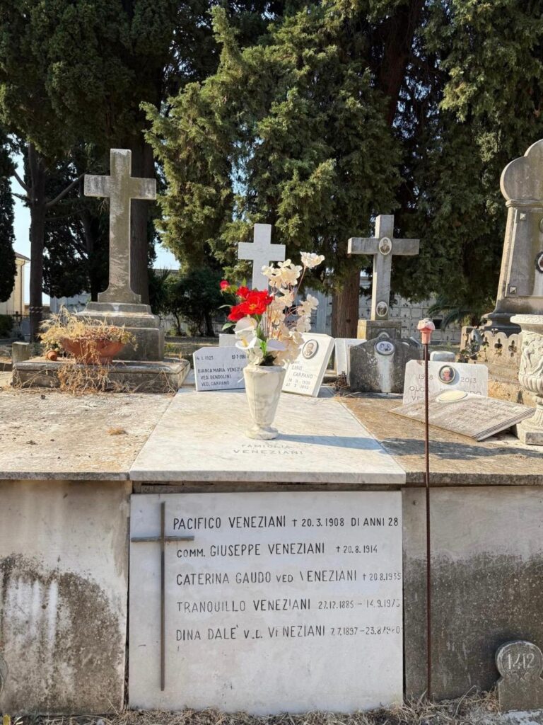 Foto della tomba della benefattrice Bianca Maria Veneziani