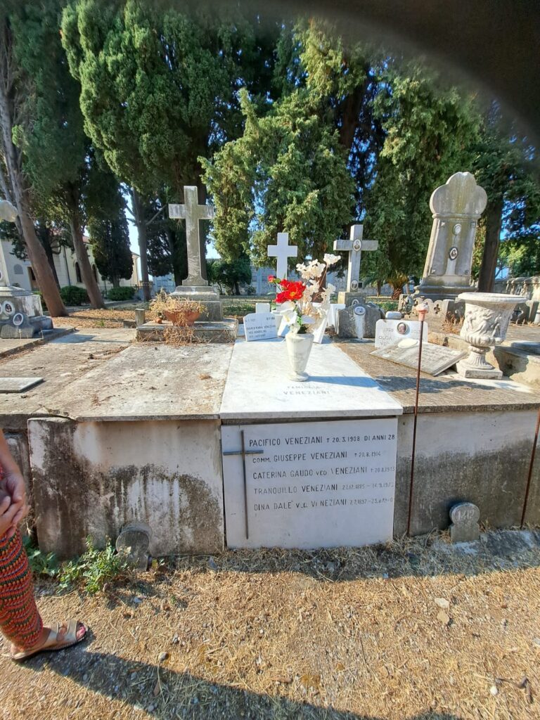 Foto della tomba della benefattrice Bianca Maria Veneziani con davanti un gruppo di Soci UICI